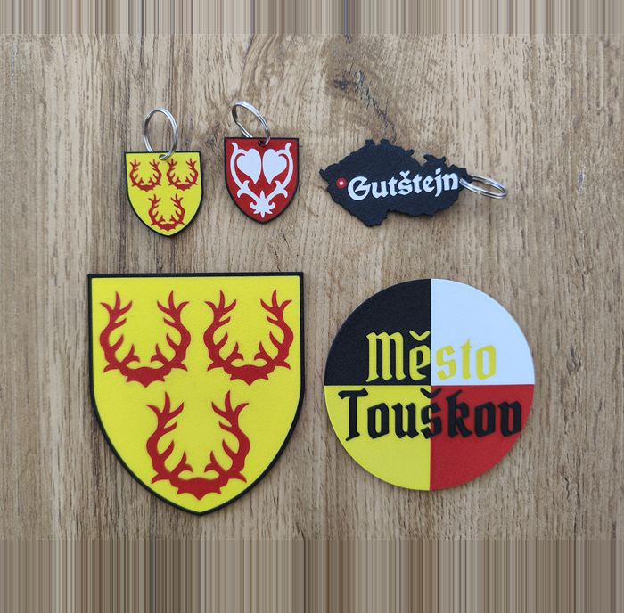 Klíčenky s erby hradů a znaky měst, mimo jiné Krašov, Gutštejn a Město Touškov.